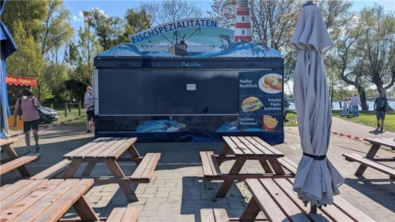 Fritteusen-Brand in Otterndorfer Fischbude Nach dem Brand ist der Betrieb vorübergehend eingestellt.