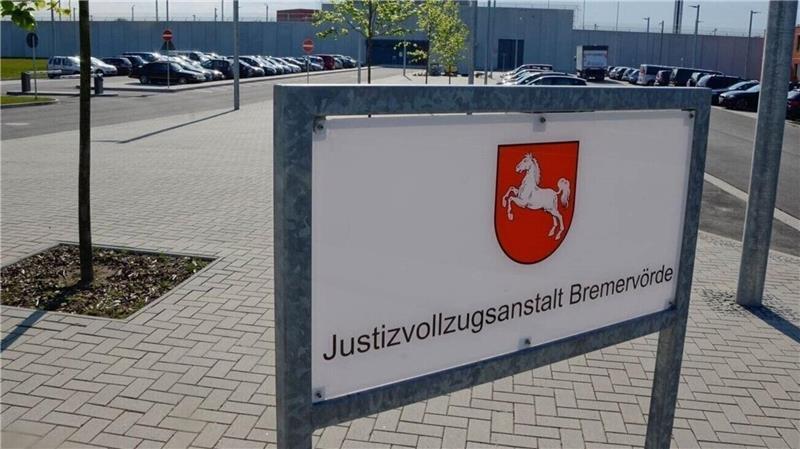 Fünf Verletzte nach Zellenbrand in JVA: Polizei vermutet Brandstiftung Nach dem Brand laufen die Ermittlungen: Die Polizei prüft, ob Brandstiftung mutwillig oder fahrlässig begangen wurde.