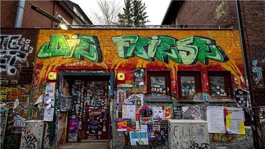 Nach dem Brandanschlag auf ein Jugendzentrum in Bremen ist ein 29 Jahre alter Angeklagter zu einer Freiheitsstrafe von vier Jahren und neun Monaten verurteilt worden. (Archivbild)
