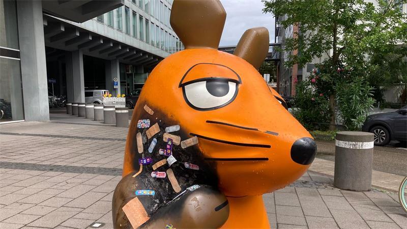 Maus-Statue bekommt Verstärkung von Elefant und Ente Nach dem Brandanschlag im Juli 2025 wurde die Maus von Fans mit Pflastern verarztet. (Archivbild)