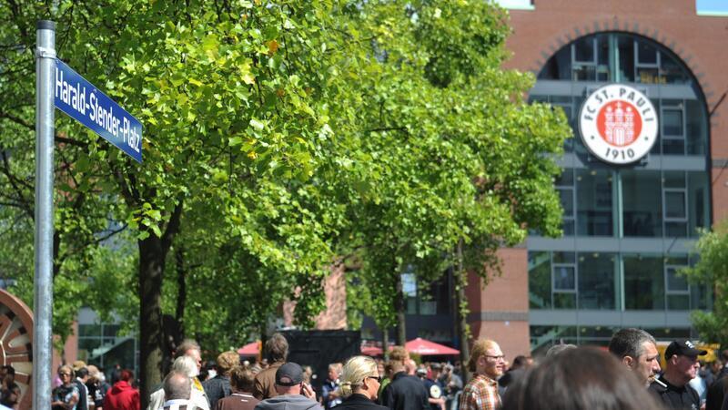 Staatsanwaltschaft: Vorfall nach Pauli-Spiel kein Fan-Streit Nach dem Bundesligaspiel FC St. Pauli gegen Borussia Dortmund kam es auf dem Vorplatz des Millerntorstadions zu einer Auseinandersetzung. (Archivbild)