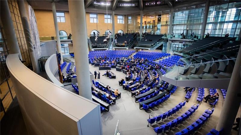 Bundestag stimmt Absicherung des Deutschlandtickets zu Nach dem Bundestag muss noch der Bundesrat der Finanzierung des Tickets für 2025 zustimmen.