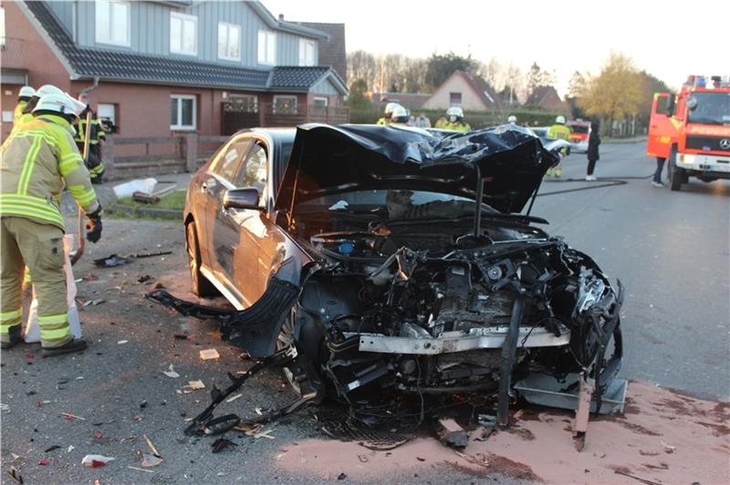 Nach dem Crash mitten in Bützfleth : Die erst wenige Tage alte, PS-starke Mercedes-Limousine ist schwer beschädigt. Foto: Bube