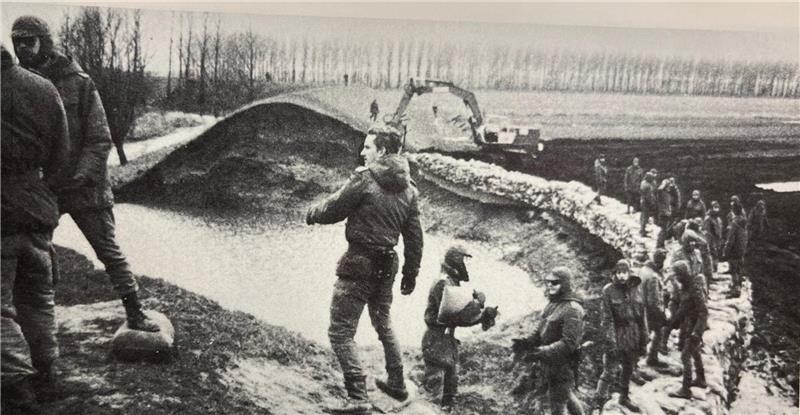 Nach dem Deichbruch bei Nindorf war die Bundeswehr im Einsatz, um die Deichlücke mit Sandsäcken zu schließen.