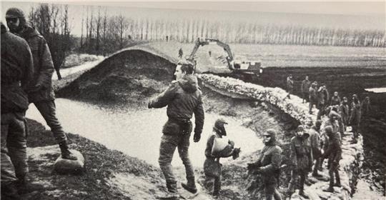 Nach dem Deichbruch bei Nindorf war die Bundeswehr im Einsatz, um die Deichlücke mit Sandsäcken zu schließen.
