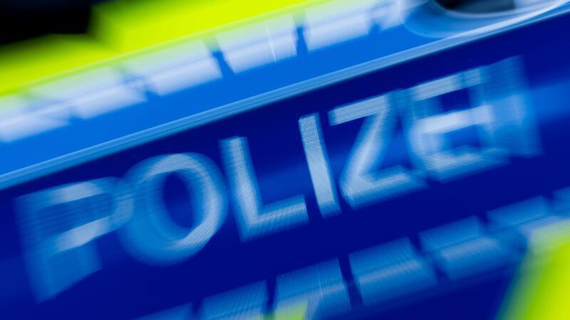 Nach dem Diebstahl von Reifen auf dem Gelände eines Autohauses sucht die Polizei Zeugen. (Symbolbild)