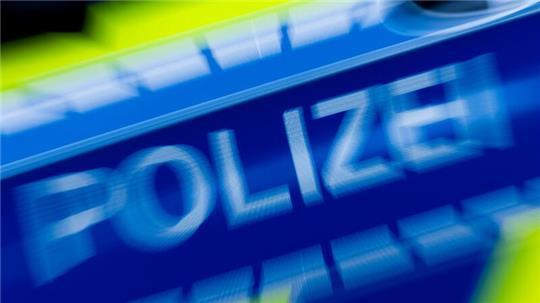 Nach dem Diebstahl von Reifen auf dem Gelände eines Autohauses sucht die Polizei Zeugen. (Symbolbild)