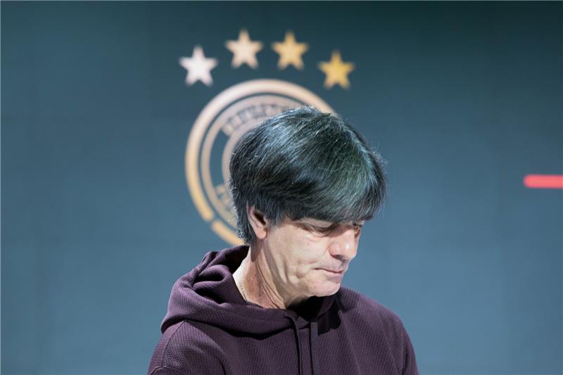 Nach dem EM-Aus der deutschen Mannschaft gegen England verabschiedete sich der scheidende Bundestrainer Joachim Löw in einer Pressekonferenz. Foto: Federico Gambarini/dpa