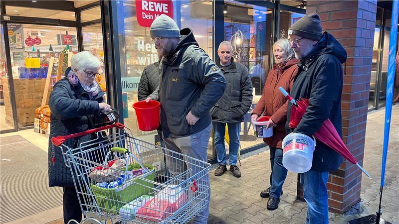 Nach dem Einkaufen noch ein Glücksschwein auf die Hand - so wie hier in Steinkirchen machte es viele Menschen im Landkreis.