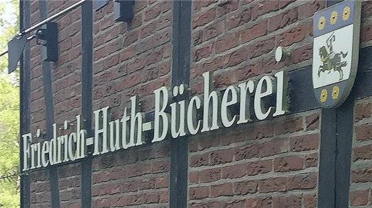 Nach dem Einwurf werden die Medien später zurückgebucht. Die Leiterin der Friedrich-Huth-Bücherei, Almut vom Lehn, hat den Wagen mit Büchern und CDs aus der Rückgabebox geholt.