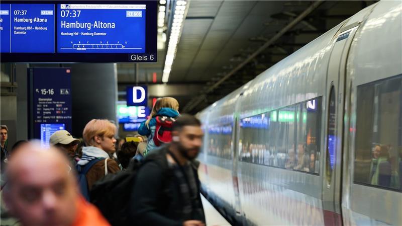 Bahn rollt wieder von Hamburg nach Berlin -Sanierung beendet Nach dem Ende der Sanierung der Strecke Hamburg-Berlin fahren wieder Züge von der Hauptstadt in die Hansestadt.