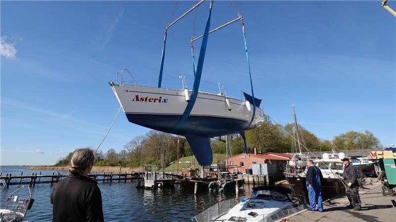 Nach dem Ende des Wal-Einsatzes ist wieder mehr Platz am Hafen.