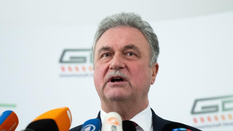 GDL beendet Streik bei Bahn und S-Bahn - auch im Kreis Stade Nach dem Ende des mehrtägigen Lokführerstreiks spricht GDL-Chef Claus Weselsky auf einer Pressekonferenz in Berlin.