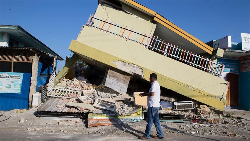 Nach dem Erdbeben in Indonesien liegt ein Gebäude in Trümmern. 