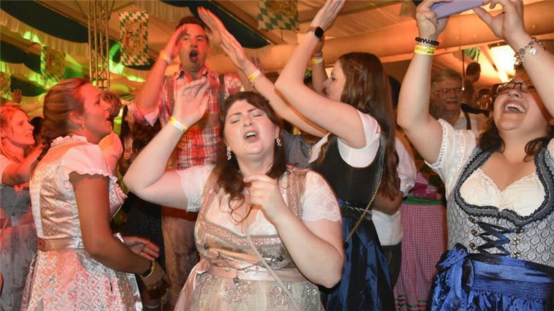 Mega-Gaudi: 3200 Oktoberfest-Fans feiern in Dirndl und Lederhose in Revenahe Nach dem Essen werden Tische beiseite geräumt, damit mehr Platz ist für die Tanzwütigen.