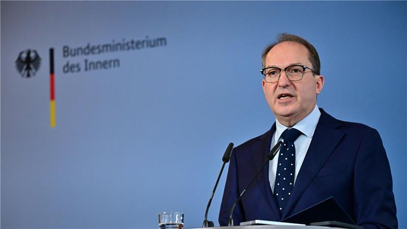 Nach dem Etappensieg der AfD vor Gericht lässt Dobrindt sein Haus ein wichtiges Gutachten nachprüfen.