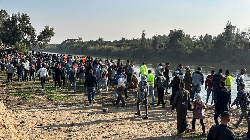 Fähre sinkt auf dem Nil: Drei tote Arbeiter Nach dem Fährunglück versammeln sich Dorfbewohner am Nilufer.