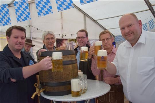 Nach dem Fassanstich stoßen Timm Hubert (Buxtehuder SV, von links), Heinrich Fiege, Dr. Martin Lockert, Uli Wiegel (alle Altstadtverein) und Wirt Lars Höft mit Bier an. Foto: Sulzyc