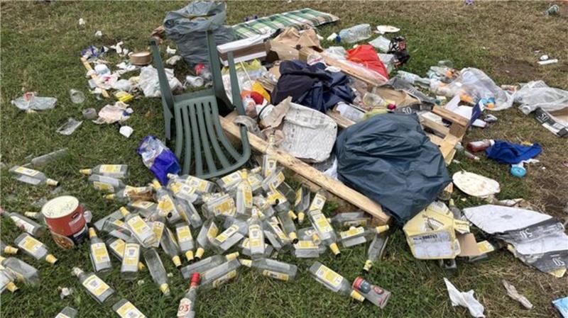 Nach dem Festival ist vor dem Aufräumen: Auf dem Deichbrand-Gelände bleibt am Montag jede Menge Müll zurück.