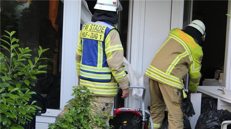 Fettbrand in Stade: Feuerwehr rettet zwei Katzen aus Wohnung Nach dem Fettbrand musste die Wohnung belüftet werden.