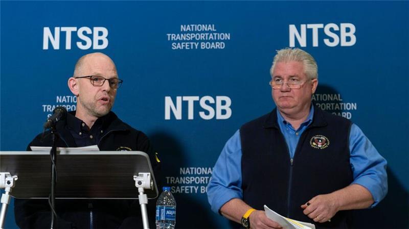 Nach dem Flugzeugunglück in Washington gehen Ermittler der Behörde NTSB widersprüchlichen Angaben zur Flughöhe der beteiligten Maschinen nach.