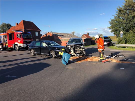 Nach dem Frontalzusammenstoß konnte die Straße in Wischhafen-Neuland am Dienstagabend gegen 19 Uhr wieder freigegeben werden. Foto: Feuerwehr Nordkehdingen