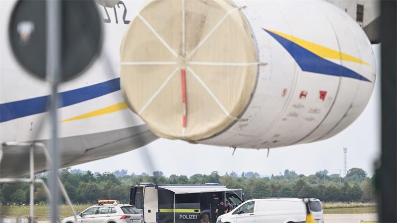 Nach dem Fund einer Drohne mit Sprengvorrichtung am Flughafen Leipzig/Halle fordert ein Luftverkehrsexperte einen besseren Schutz kritischer Infrastruktur. (Archivbild) 