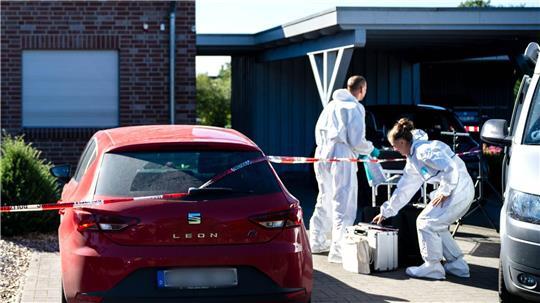 Nach dem Fund einer tödlich verletzten 30 Jahre alten Frau in Gyhum sucht die Polizei am Tatort nach Spuren und Beweismitteln. 