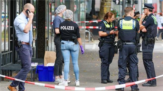 Nach dem Fund eines leblosen Mannes in einer Shisha-Bar ist der Täter weiter auf der Flucht.