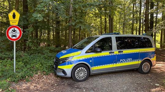 Nach dem Fund eines menschlichen Torsos sucht die Polizei rund um den Fundort in einem Waldstück nach Spuren.