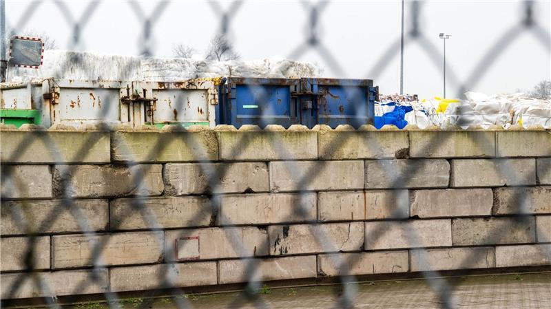 Nach dem Fund eines toten Babys im Müll sucht die Polizei weiter nach der Mutter. (Archivbild)