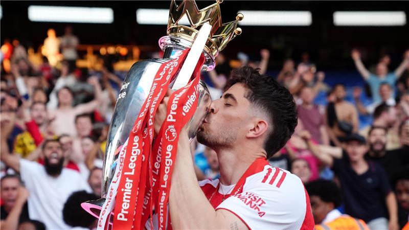 Nach dem Gewinn der Premier League: Kai Havertz küsst den Pokal. (Archivbild)