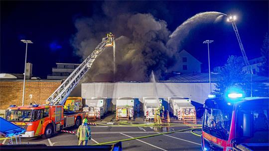 Nach dem Großbrand einer Lagerhalle gehen die Ermittler von Brandstiftung aus.