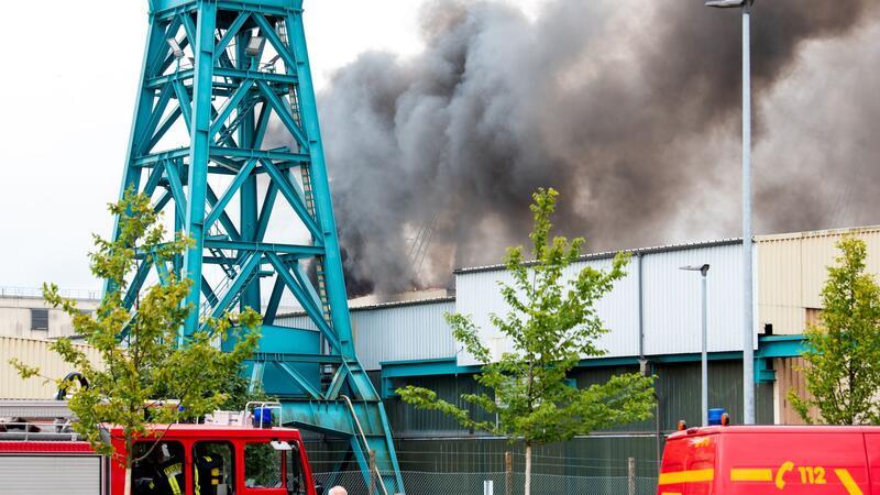 Nach dem Großbrand einer Schiffshalle hat die Feuerwehr den Einsatz an die Werksfeuerwehr übergeben.