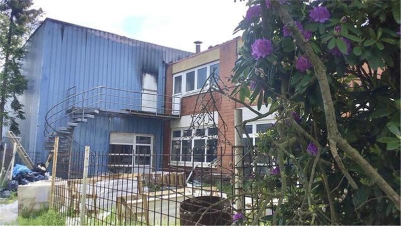 Lagerhalle in Bremerhaven abgebrannt – Hotelgäste evakuiert Nach dem Großbrand einer alten Halle in Leherheide, Adolf-Kolping-Straße, in der Nacht zu Pfingstmontag: Dies ist der Verbindungstrakt zwischen der blauen einstigen Sport-Halle und dem angrenzenden Hotel. Die Feuerwehr hat die ganze Nacht über kontrolliert, ob noch Glutnester auf dem Dach schwelen. Auf der Rückseite des Hotels und der einstigen Sporthalle lagert Baugerät und Schutt. Foto: Schwan