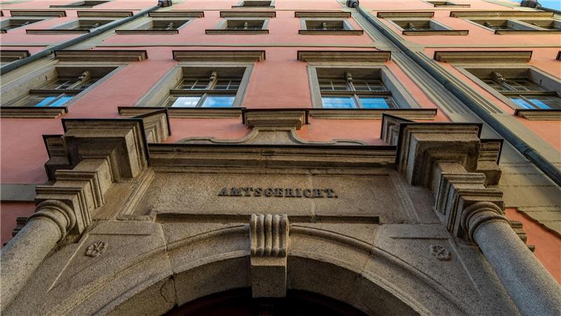 Nach dem Hafttermin lief der 22-Jährige auf dem Weg zum Polizeiwagen davon. (Archivbild)