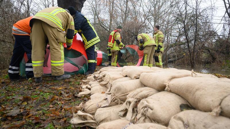 Nach dem Hochwasser zum Jahreswechsel stellt das Land Niedersachsen 18 Millionen Euro für die Beseitigung von Schäden an der öffentlichen Infrastruktur bereit. (Archivbild)