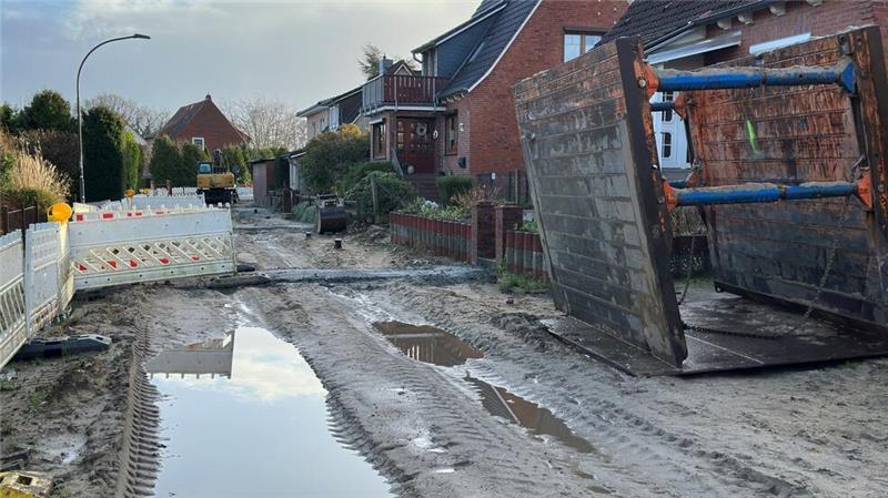 Warum dauert die Sanierung der Horneburger Hermannstraße so lange? Nach dem Kanalbau folgen Fahrbahn und Fußweg.