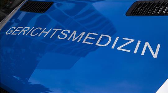 Nach dem Knochenfund in einem Waldstück bei Deinste werden die menschlichen Überreste rechtsmedizinisch untersucht. (Symbolbild)