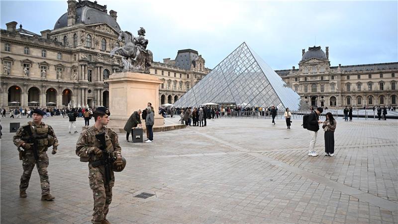 Nach dem Kunstraub im Louvre in Paris dauert die Fahndung nach den Tätern und ihrer Beute an. (Archivbild)
