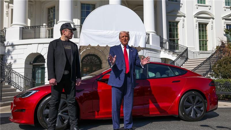 Nach dem Kurssturz bei Tesla springt US-Präsident Donald Trump der Firma seines engen Verbündeten Elon Musk zur Seite und ließ mehrere Teslas vor dem Weißen Haus auffahren. (Archivbild)