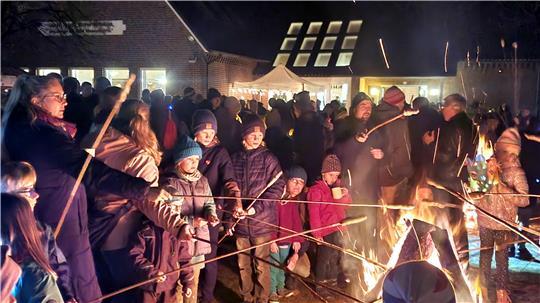 Nach dem Laternenumzug können Groß und Klein am Lagerfeuer Stockbrot backen.