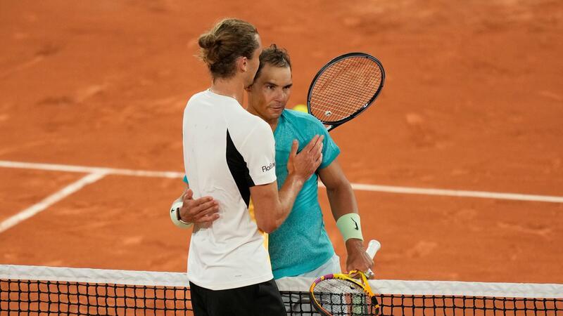 Nach dem Match umarmte Alexander Zverev (l) Rafael Nadal.
