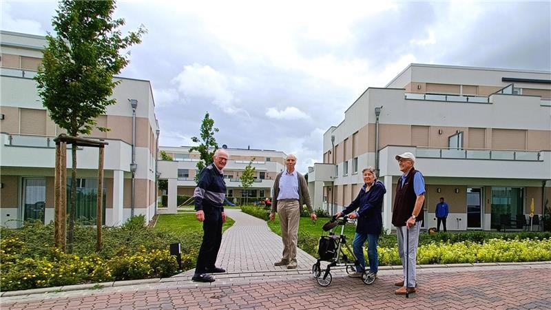 Nach Insolvenzen: Fünf Jahre Wohnpark Fredenbeck mit Höhen und Tiefen Nach dem Mittagessen schlendern Anwohner zwischen den Gebäuden zurück zu ihren Wohnungen.