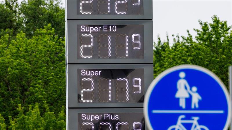 Nach dem Mittagssprung lagen Benzin und Diesel im bundesweiten Durchschnitt deutlich über 2 Euro pro Liter.
