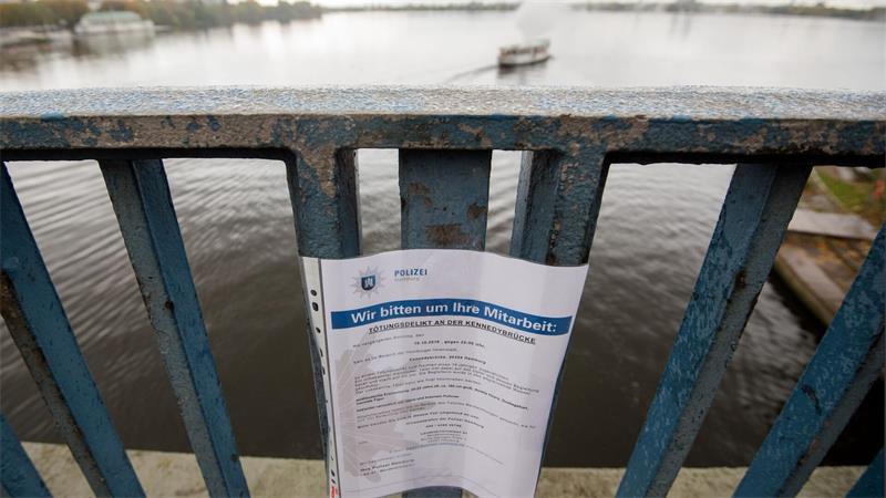 Zehn Jahre nach Mord an der Alster - Kein „Cold Case“ Nach dem Mord an der Kennedybrücke bat die Polizei Zeugen mit Plakaten und Zetteln um Hinweise. (Archivbild)