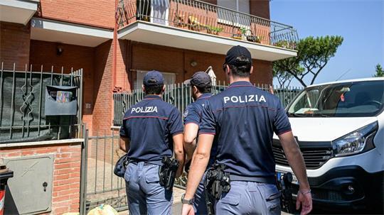 Nach dem Mord an einem Ehepaar und ihrer kleinen Tochter in Rom fahndet die italienische Polizei nach einem Verdächtigen, bei dem es sich um einen Bekannten der Familie handeln soll.