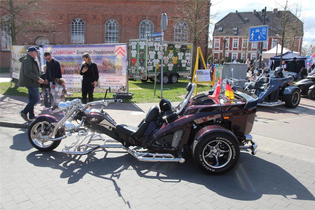 Nach dem Motorrad-Gottesdienst der Kirchengemeinde Drochtersen und dem Bikerfrüh...
