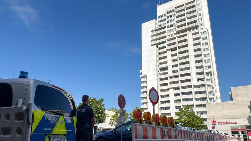 Nach dem Pflastersteinwurf von diesem Hochhaus im Kieler Stadtteil Mettenhof führt die Polizei DNA-Tests durch.