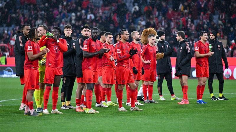 Milliarden und Musiala: Eberl erinnert an Messi und Ronaldo Nach dem Pokal-Aus konnten die Bayern-Profis wieder als Gewinner vor ihre Fankurve ziehen.